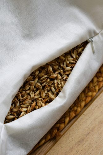 Oreiller épeautre bio 50x50 – Oreiller cervical naturel respirant et ajustable. Coussin de méditation naturel