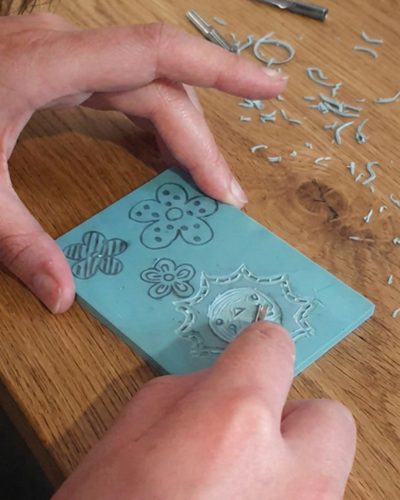 Atelier linogravure apprendre à grave son tampon Loire Montbrison réservation